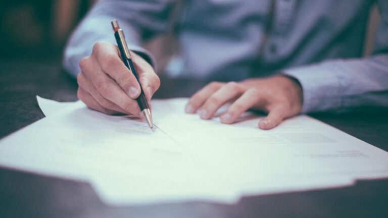 Nomenclature des contrats fournisseurs : créer un classement simple et durable